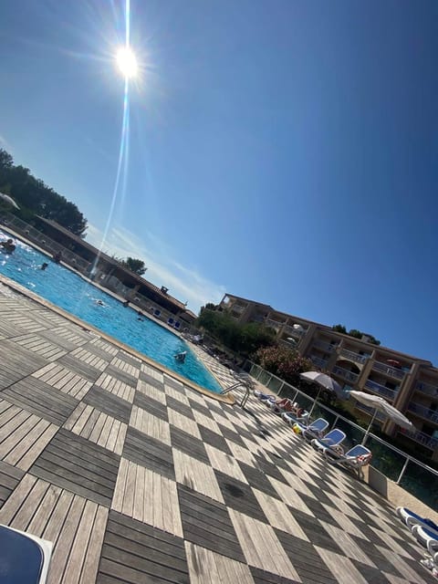 Day, Swimming pool, sunbed