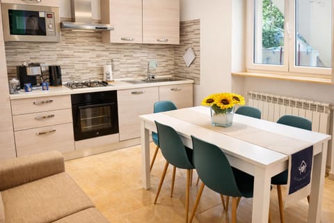 Kitchen or kitchenette, Living room, Seating area, dishwasher, pet friendly, stove, kitchen, kitchen