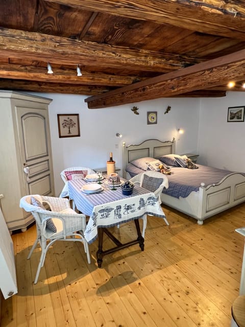 Bed, Photo of the whole room, Decorative detail, Seating area, Dining area, Bedroom, internet