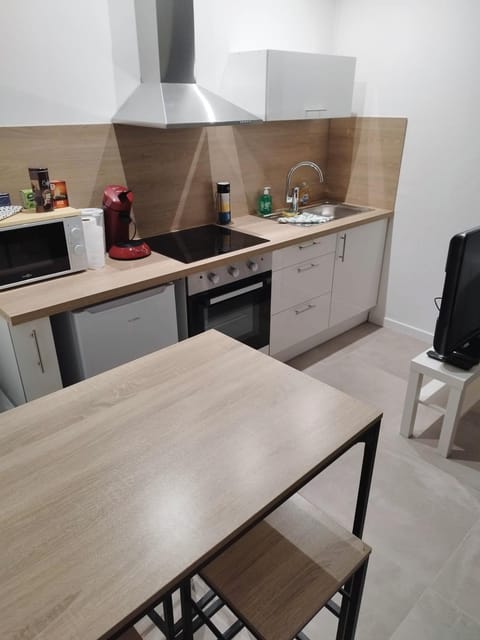 Dining area, oven, stove