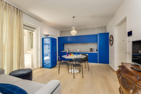 TV and multimedia, Kitchen or kitchenette, Living room, Seating area, Dining area