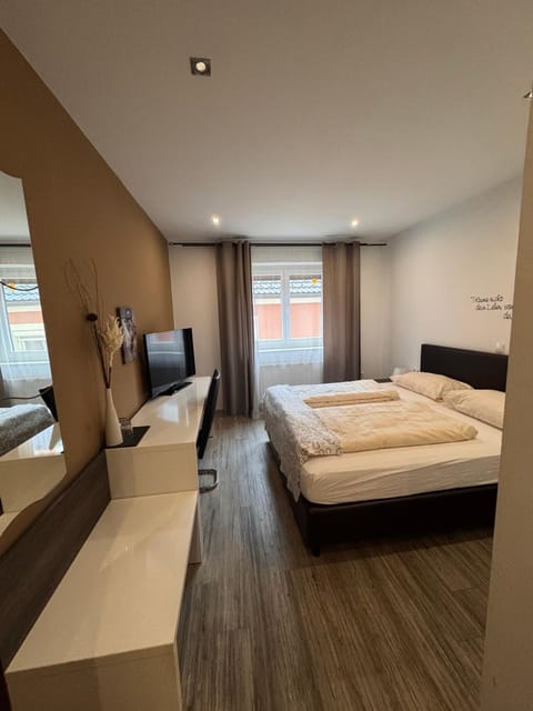 Bed, TV and multimedia, Photo of the whole room, Bedroom