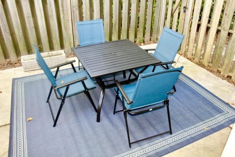 Cheerful 2 bedroom townhouse with indoor fireplace House in Tucker