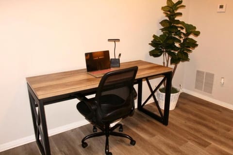 Cheerful 2 bedroom townhouse with indoor fireplace House in Tucker