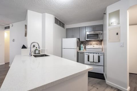 Downtown Honolulu Skyview - 1Bed&Den- Free Parking Apartment in Honolulu