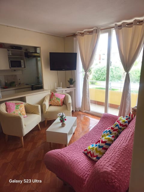 Communal lounge/ TV room, Kitchen or kitchenette, Living room, Inner courtyard view, internet