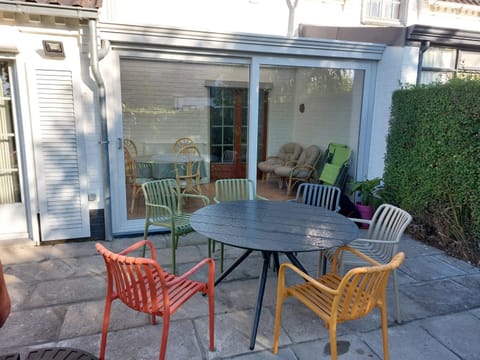 Domein 15 De Haan Nieuwmunster, 4-bedroom holiday house for up to 6 people, between Wenduine, 1 km, and De Haan, 2 km, 500 meters from the beach,15 min from Bruges, Ostend and Knokke, fenced garden, bed linen and towels provided, pet allowed, on demand House in De Haan