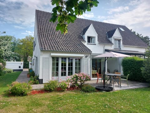 Domein 15 De Haan Nieuwmunster, 4-bedroom holiday house for up to 6 people, between Wenduine, 1 km, and De Haan, 2 km, 500 meters from the beach,15 min from Bruges, Ostend and Knokke, fenced garden, bed linen and towels provided, pet allowed, on demand House in De Haan
