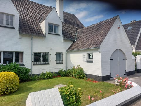 Domein 15 De Haan Nieuwmunster, 4-bedroom holiday house for up to 6 people, between Wenduine, 1 km, and De Haan, 2 km, 500 meters from the beach,15 min from Bruges, Ostend and Knokke, fenced garden, bed linen and towels provided, pet allowed, on demand House in De Haan