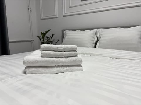 Bed, Bedroom, towels