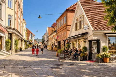 Property building, Restaurant/places to eat