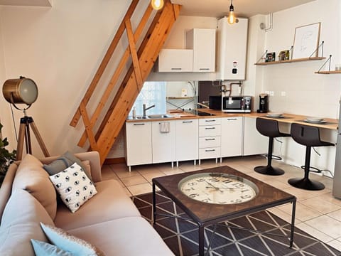 Coffee/tea facilities, Kitchen or kitchenette, Living room, Seating area, Dining area, stove