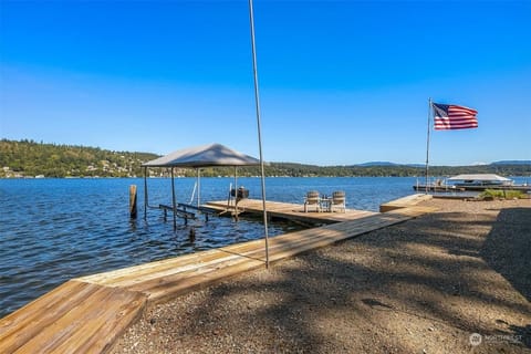 LakeFront- Private studio on Lake Sammamish Apartment in Lake Sammamish