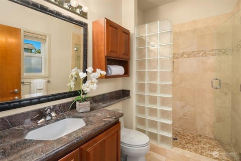 LakeFront- Private studio on Lake Sammamish Apartment in Lake Sammamish