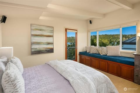 LakeFront- Private studio on Lake Sammamish Apartment in Lake Sammamish