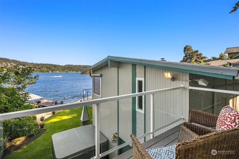 LakeFront- Private studio on Lake Sammamish Apartment in Lake Sammamish