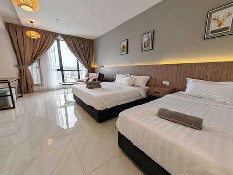 Bed, Photo of the whole room, Seating area, towels