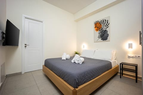 Bed, TV and multimedia, Bedroom