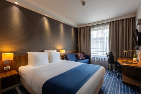 Bed, Photo of the whole room, Seating area, Bedroom