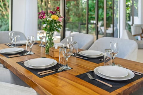 Garden, Living room, Seating area, Dining area, Garden view