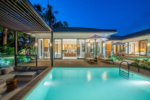 Property building, Patio, Night, Natural landscape, Garden, Balcony/Terrace, Pool view, Swimming pool, Swimming pool, sunbed