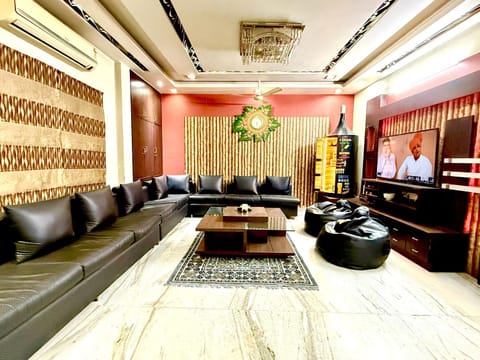 TV and multimedia, Living room, Seating area, air conditioner