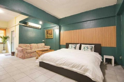 Bed, Living room, Photo of the whole room, Seating area, Bedroom