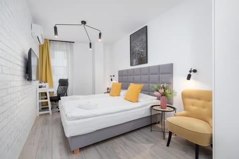 Bed, TV and multimedia, Living room, Photo of the whole room, Seating area, Bedroom, towels