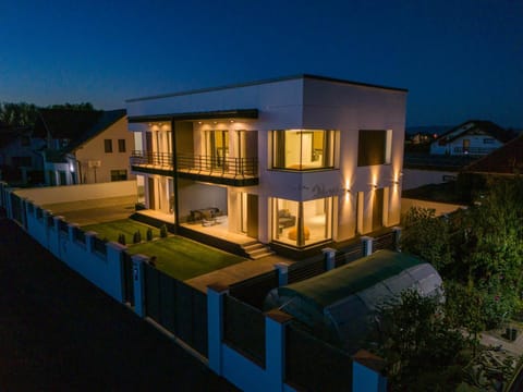 Property building, Night, Neighbourhood, Bird's eye view, Garden, View (from property/room), View (from property/room), Dining area, Garden view, Garden view, River view, Street view, Street view, Quiet street view, Inner courtyard view, Parking
