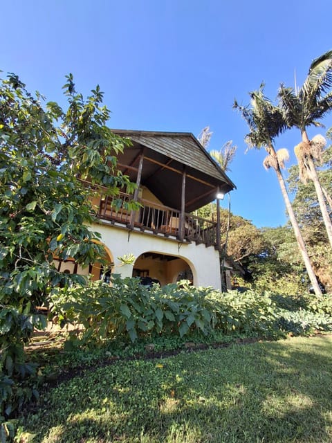 Property building, Balcony/Terrace, Dining area, Garden view