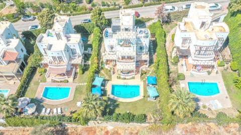 Property building, Day, Bird's eye view, Pool view, Swimming pool, Swimming pool, Location, sunbed