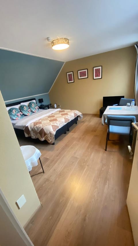 Bed, Photo of the whole room, Seating area, Bedroom