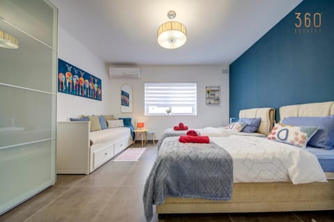 Living room, Photo of the whole room, Seating area