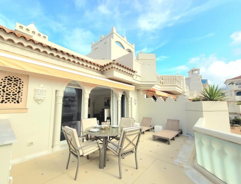 Property building, Balcony/Terrace, Dining area, sunbed