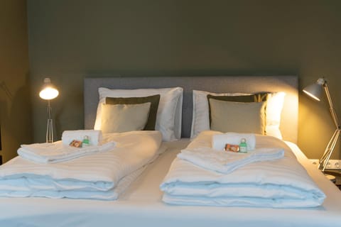 Bed, Bedroom, towels