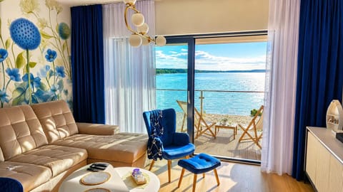 Balcony/Terrace, Living room, Seating area, Dining area, Lake view