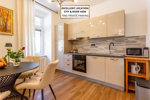 Kitchen or kitchenette, Dining area, oven, stove