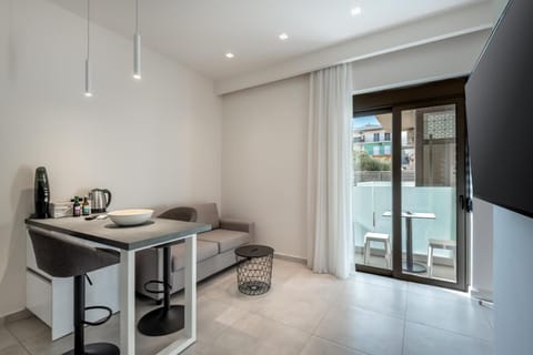 TV and multimedia, Kitchen or kitchenette, Living room, Seating area, Dining area