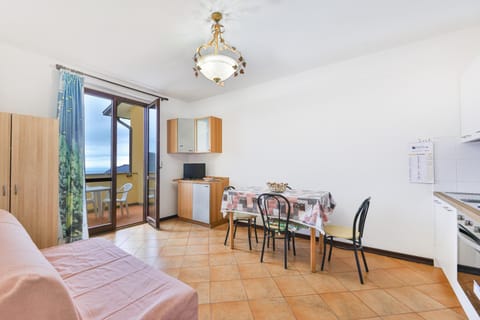 Kitchen or kitchenette, Living room, Seating area, Dining area, oven, stove