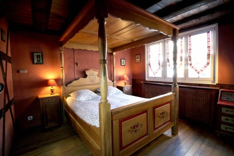 Bed, Day, Summer, TV and multimedia, View (from property/room), Photo of the whole room, Decorative detail, Bedroom, internet, soundproof