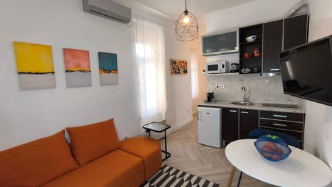TV and multimedia, Kitchen or kitchenette, Living room, Seating area, Dining area