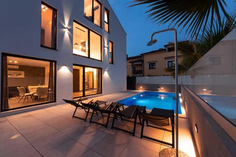 Property building, Night, Balcony/Terrace, Balcony/Terrace, Pool view, Swimming pool, Swimming pool, sunbed