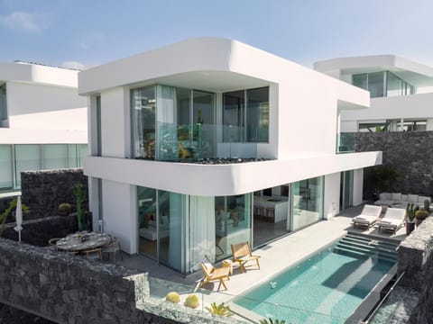 Property building, Day, Pool view, Swimming pool