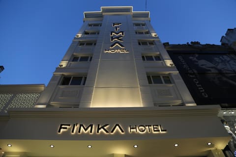 Property building, Staff, Restaurant/places to eat, Communal lounge/ TV room, Spring, Off site, Property logo or sign, Winter, Summer, Balcony/Terrace, Autumn, Sea view, bunk bed, Family