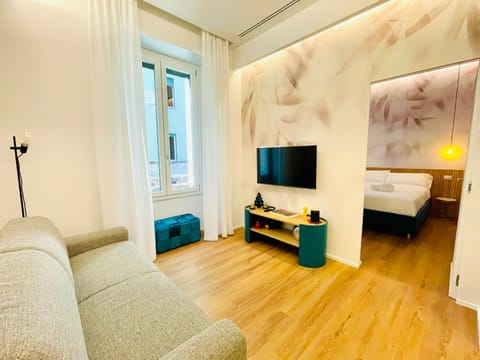 TV and multimedia, Living room, Lounge or bar, Seating area, Evening entertainment