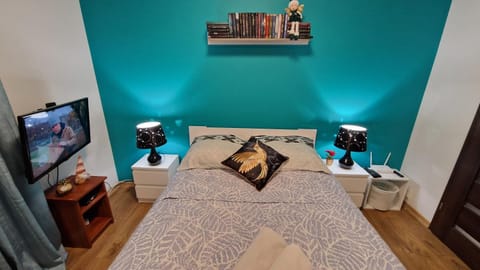Bed, TV and multimedia, Bedroom