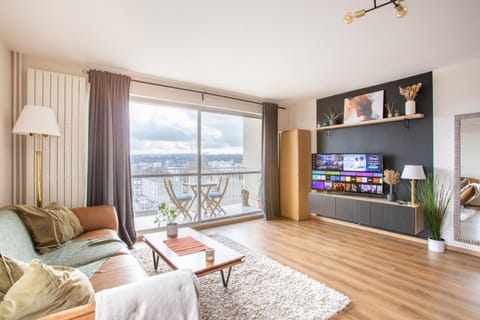 Communal lounge/ TV room, TV and multimedia, Living room, Seating area, Evening entertainment