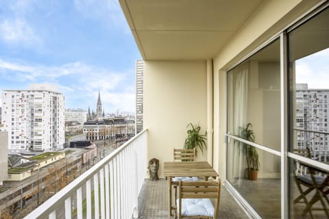 View (from property/room), Balcony/Terrace, Seating area, City view