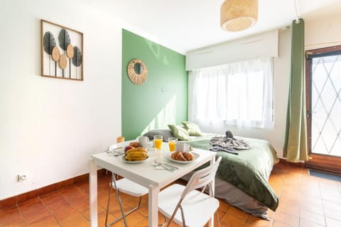 Bed, Living room, Photo of the whole room, Seating area, Bedroom, towels