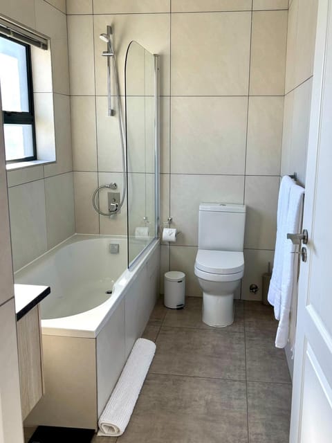 Shower, Toilet, Bathroom, Bath, towels